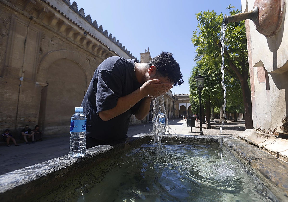 Un turista se refresca en una fuente el pasado sábado en Córdoba