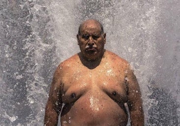 Un turista se refresca en una fuente el pasado sábado en Córdoba