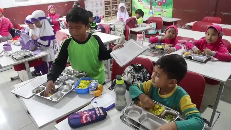 Cerca de 20,5 millones de indonesios se han beneficiado del programa de comidas gratuitas del Gobierno