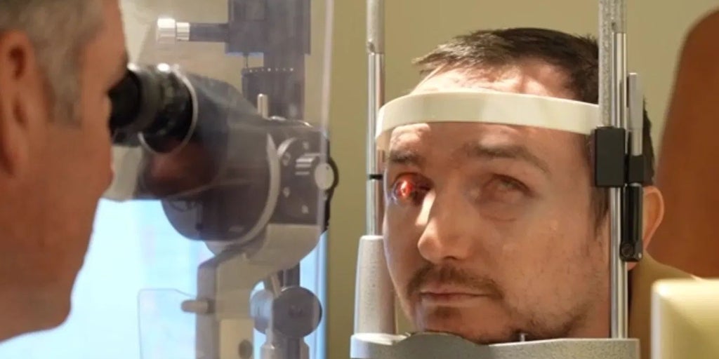 Un joven de 34 años recupera la visión gracias a un implante de diente en el ojo