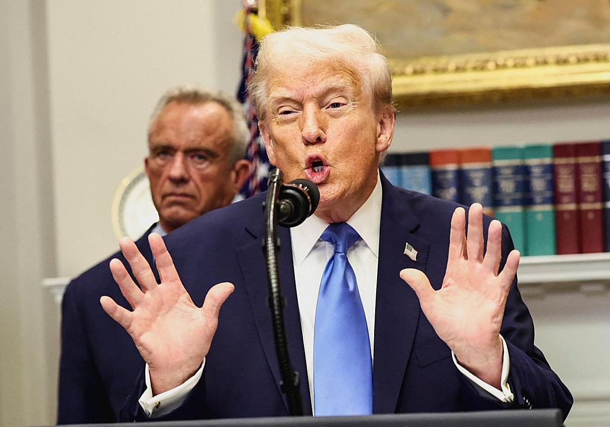 El presidente de Estados Unidos, Donald Trump, junto al secretario de Salud y Servicios Humanos de Estados Unidos, Robert F. Kennedy Jr.