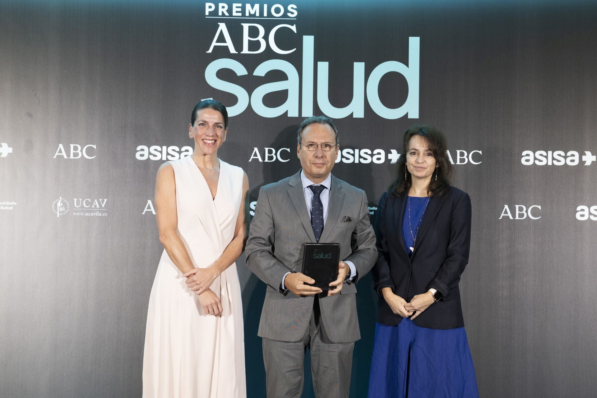 De izq. a dcha. Marina Pérez Redondo, coordinadora de trabajo del Hospital Universitario Puerta de Hierro de Majadahonda, Julio García Pondal, director gerente del Hospital Universitario Puerta de Hierro de Majadahonda, y la viceconsejera de Universidades, Investigación y Ciencia, Ana Ramírez