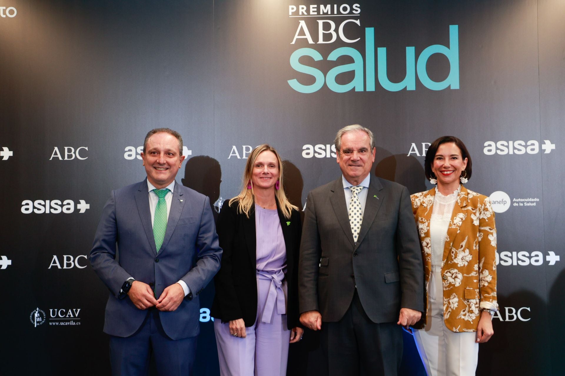 De izq. a dcha., Juan Pedro Rísquez Madridejos, vicepresidente del Consejo General de Colegios de Farmacéuticos, Rita de la Plaza Zubizarreta, tesorera del Consejo General de Colegios de Farmacéuticos, Jesús Aguilar, presidente del Consejo General de Colegios de Farmacéuticos, y Raquel Martínez García, secretaria general del Consejo General de Colegios de Farmacéuticos