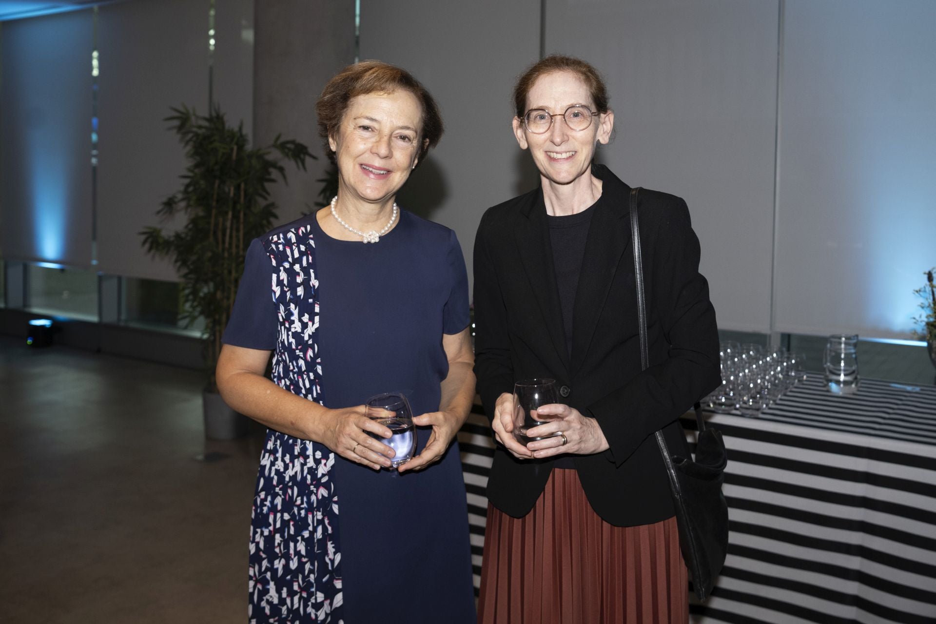 Cecilia Yuste Rojas, directora de Asuntos Institucionales del Banco Santander y la doctora Stephanie Golob 