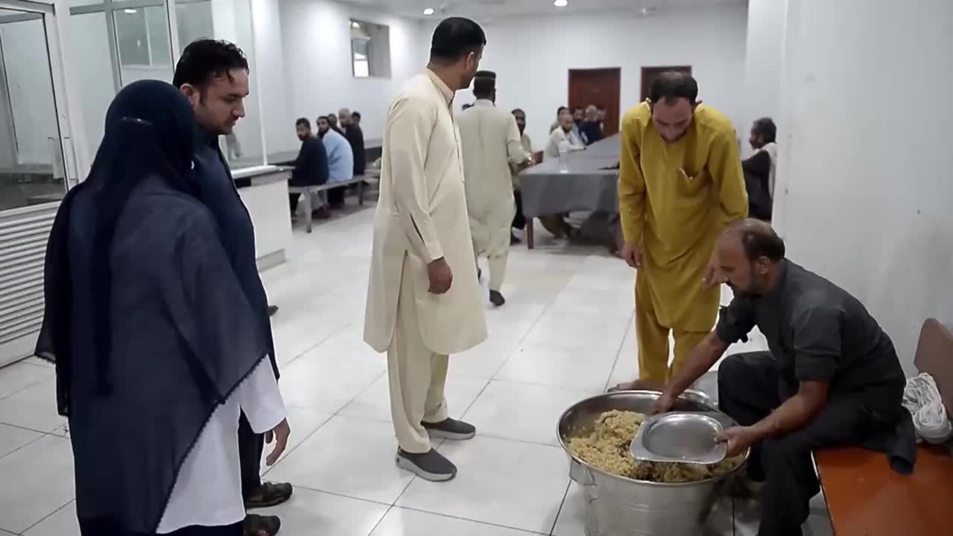 Sanitarios tratan a pacientes del Instituto de Salud Mental y Ciencias del Comportamiento en Peshawar, Pakistán