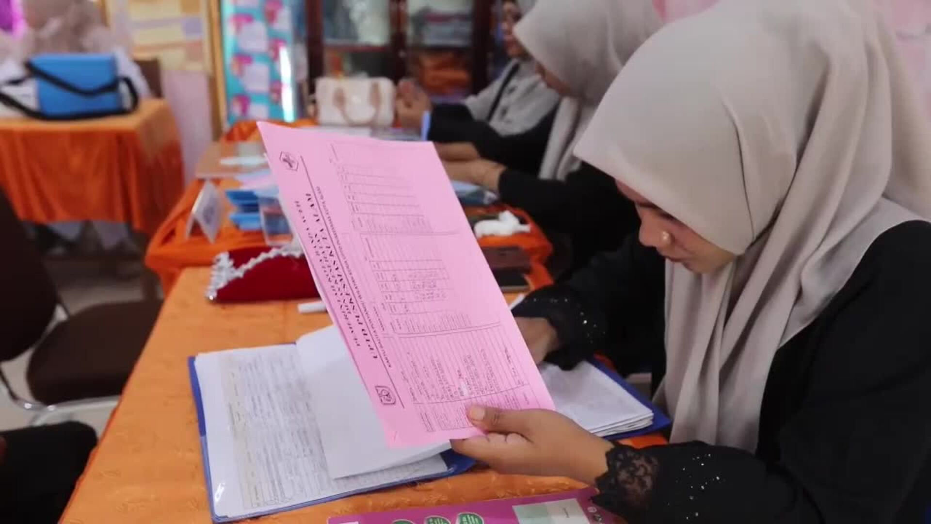 Residentes de Banda Aceh, Indonesia, acuden a realizarse exámenes médicos gratuitos