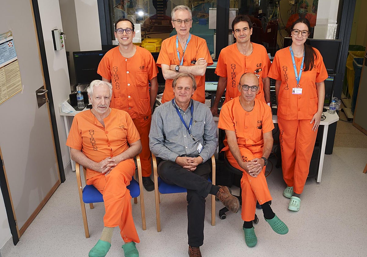 El cardiólogo Felipe Atieza rodeado del equipo del Gregorio Marañón y la UPV que ha desarrollado la tecnología