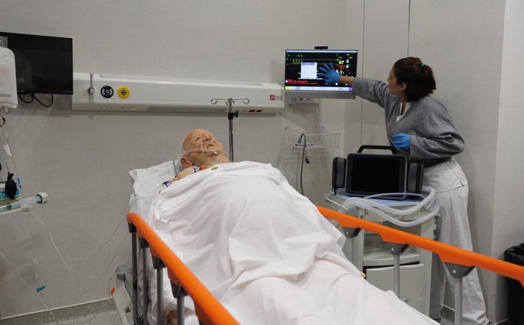 Imagen principal - Arriba, Urgencias; abajo a la izquierda, paritorio; y a la derecha, zona de control