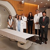 De izq. a dcha. Alejandra Bachiller, gestora del Área de Cáncer Ginecológico del CCUN, María Alemán, coordinadora de ensayos clínicos, Luisa Sánchez, responsable del Área de Cáncer Ginecológico del CCUN, Javier Serrano, subdirector asistencial del Departamento de Oncología Radioterápica de la CUN, Clara Caruana, gerente asistencial y de proyectos del CCUN, Antonio González, director del CCUN y Francisco Cespedosa, director ejecutivo del CCUN