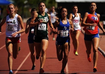 Mujeres corriendo en una pista de atletismo