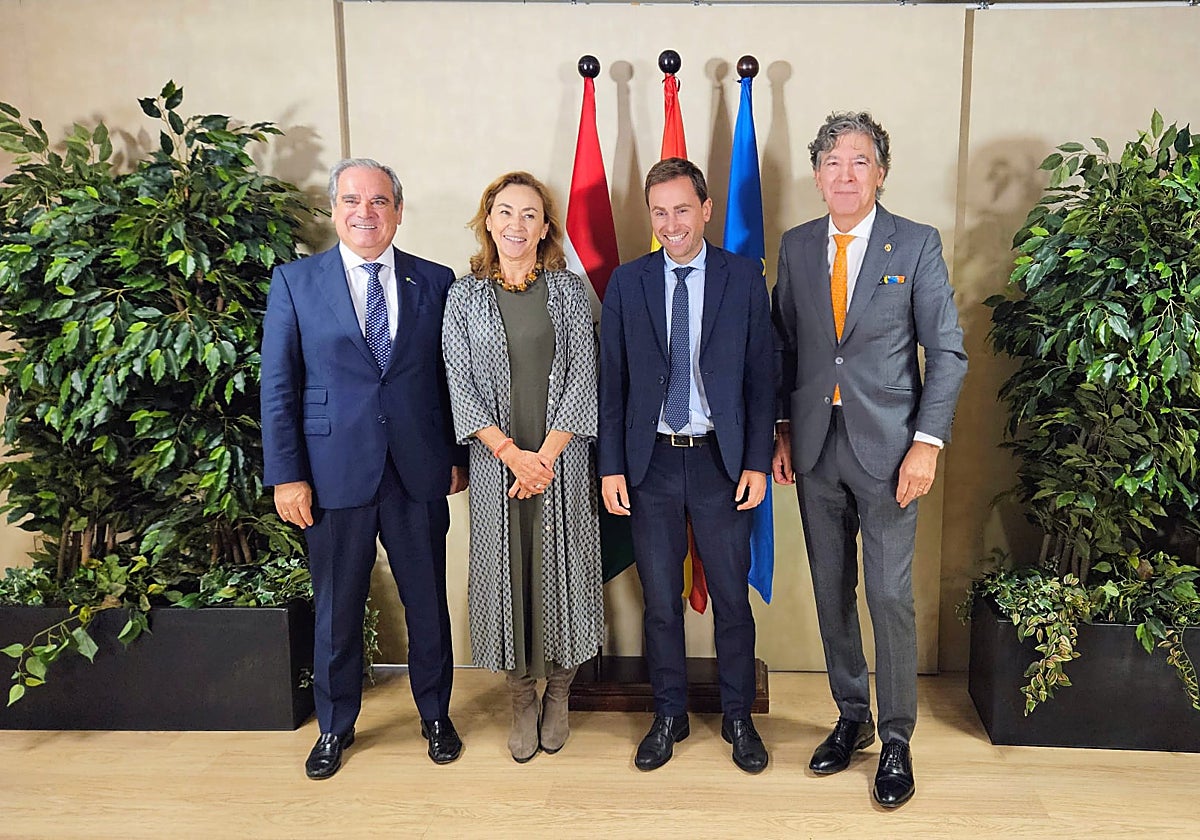 De izq a dcha: el presidente del Consejo General de Colegios Farmacéuticos, Jesús Aguilar; la consejera de Salud y Políticas Sociales del Gobierno de La Rioja, María Martín; el presidente de La Rioja, Gonzalo Capellán; y el presidente del Colegio de Farmacéuticos de La Rioja, Miguel Ángel García