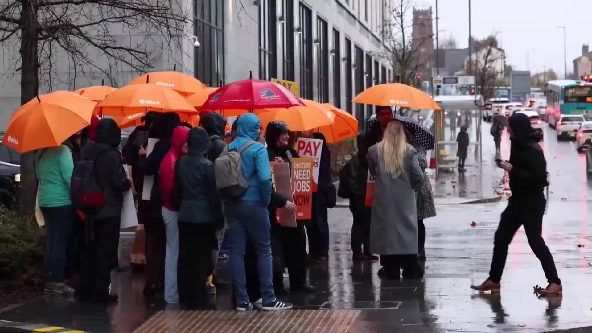 Los médicos residentes de Inglaterra arrancan una nueva huelga de cinco días