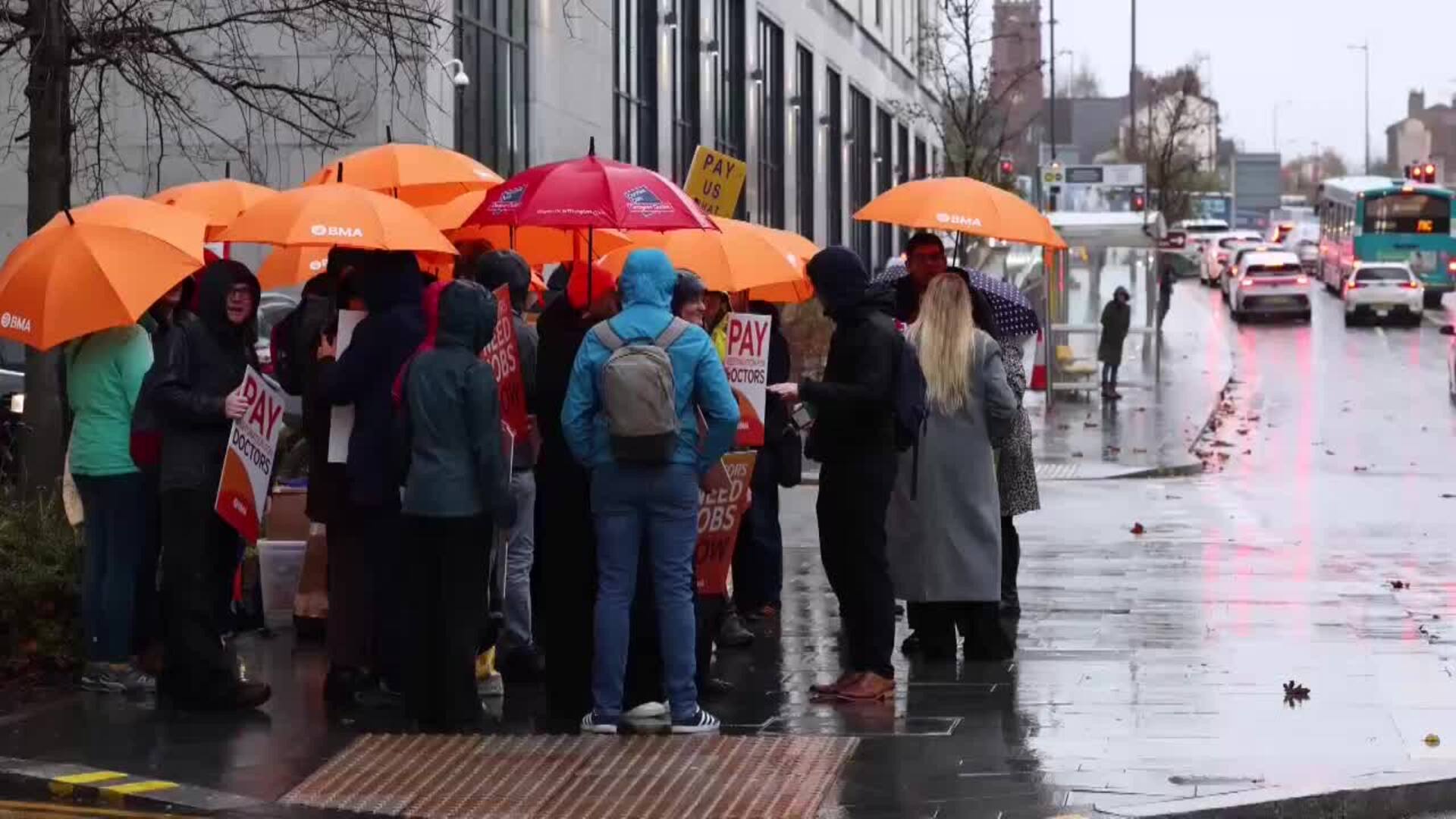 Los médicos residentes de Inglaterra reclaman mejoras salariales