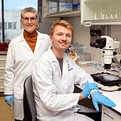 Los investigadores del ICMAB-CSIC, Anna Roig y Thomas Meslier