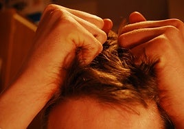 Un estudio explica cómo el estrés agudo causa la caída del pelo