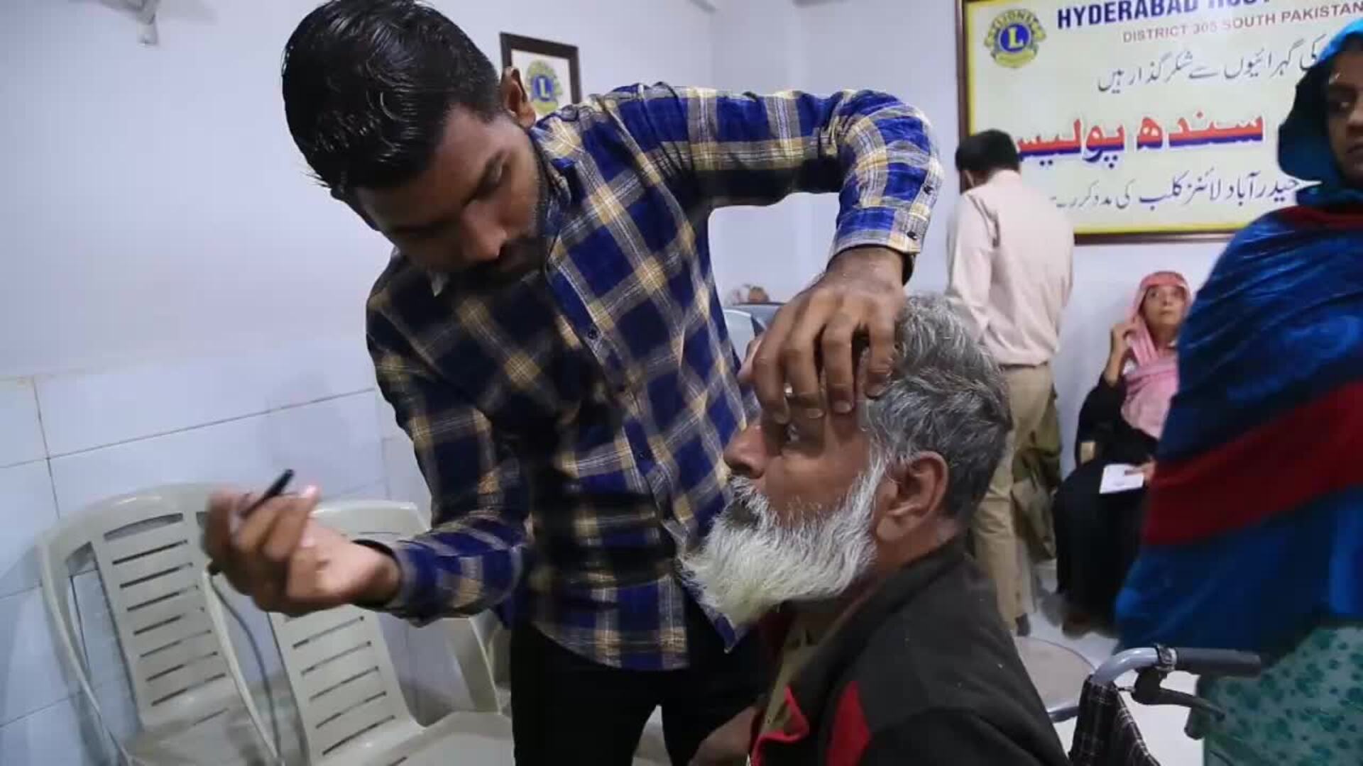 Cientos de pakistaníes acceden a servicios oftalmológicos sin coste en Hyderabad