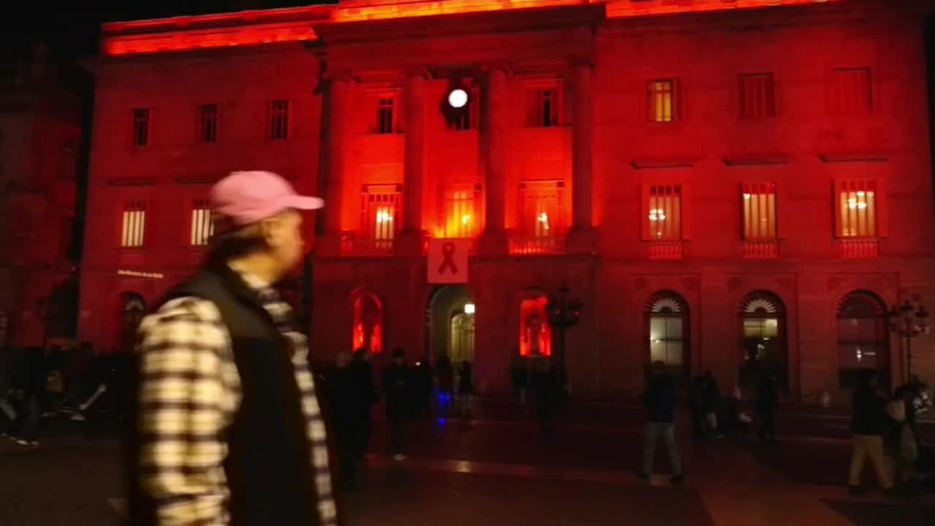 El Ayuntamiento de Barcelona se ilumina de rojo por el Día Internacional del Sida