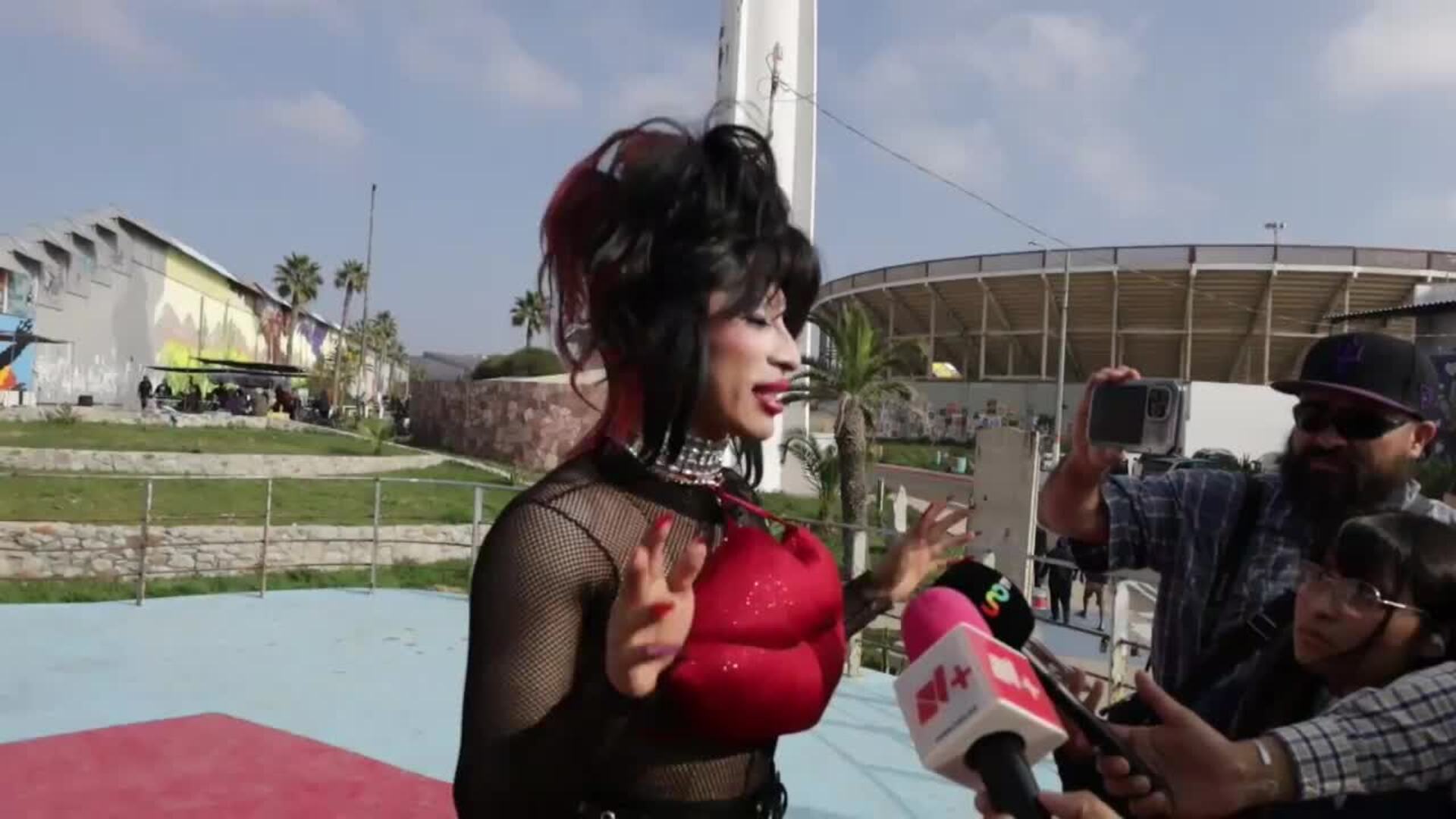 Personas que viven con VIH desafían &quot;con besos&quot; el estigma en la frontera México-EE.UU.