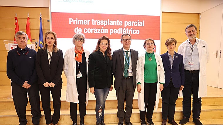 La consejera de Sanidad madrileña, Fátima Báñez (centro), con miembros de la ONT y del equipo del Gregorio Marañón que han hecho posible el primer trasplante de corazón parcial infantil en España