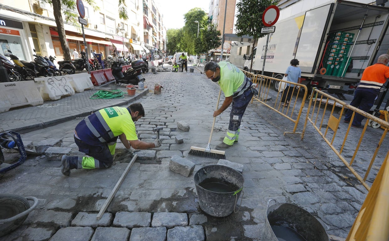El Ayuntamiento pretende tratar el adoquín para pulir su estado irregular