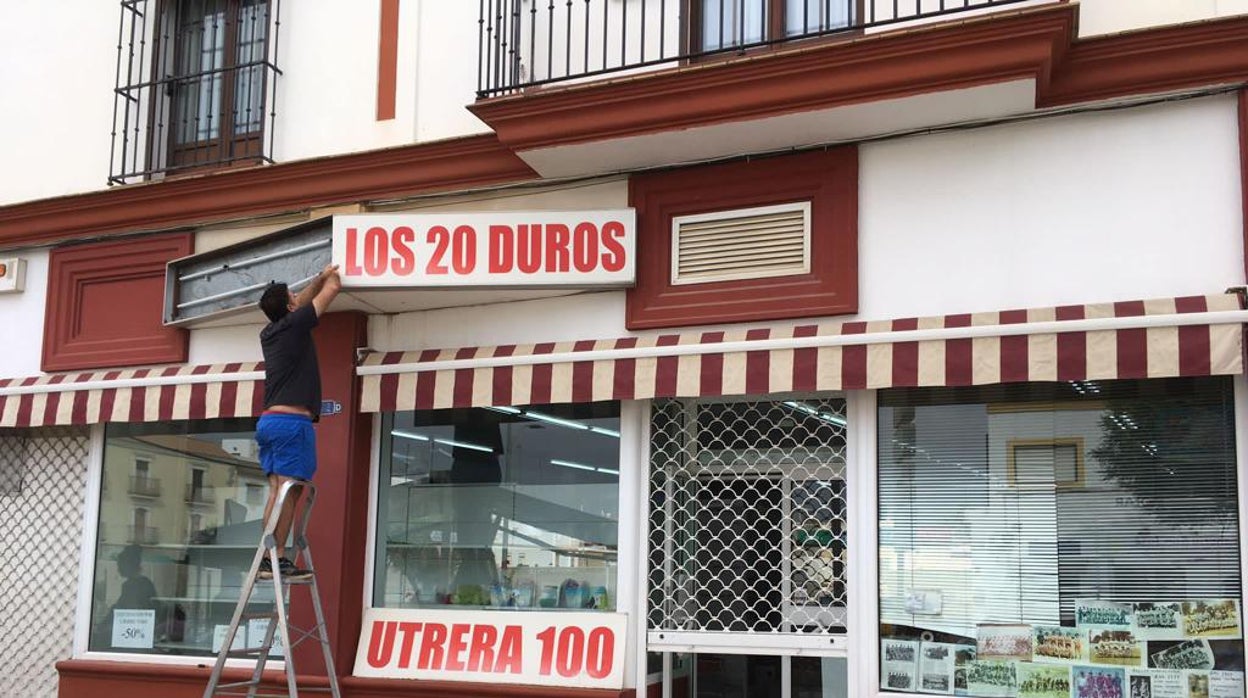 El final de una de las últimas tiendas de 'Todo a 100' de la provincia de Sevilla