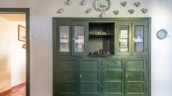 Bonita alacena de madera de la casa