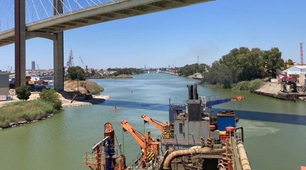 El Puerto de Sevilla invierte 1,7 millones para dragar el río hasta el puente del Centenario