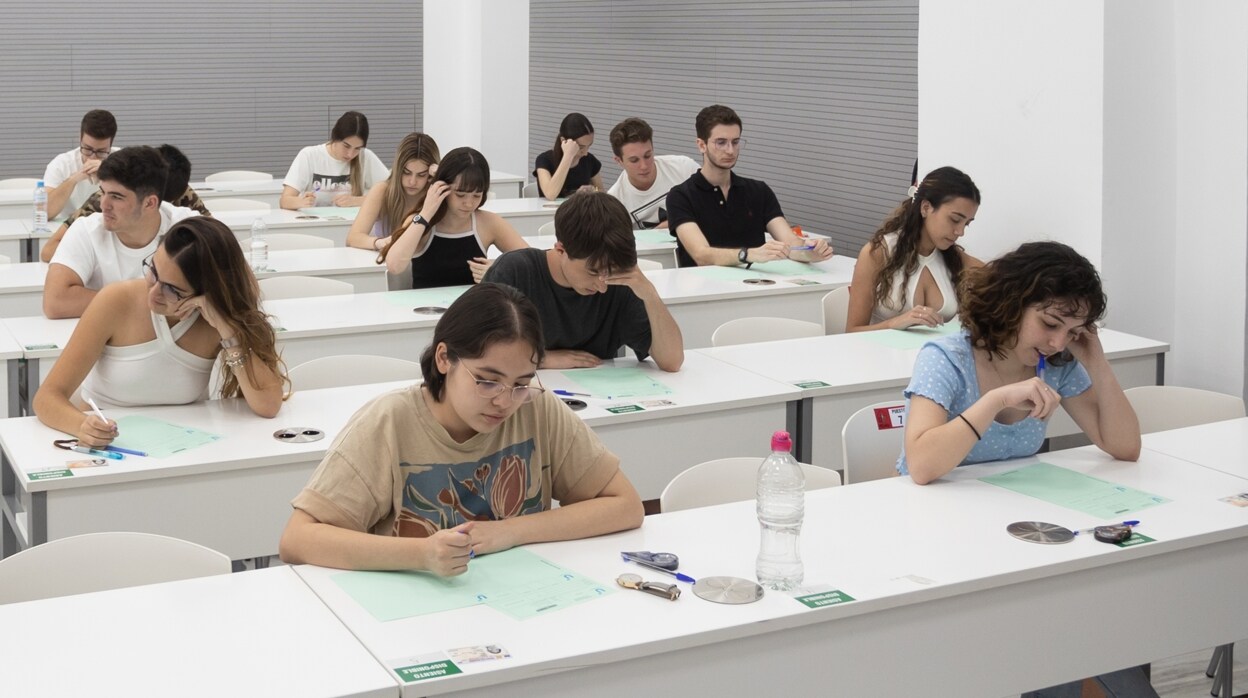Los institutos de Sevilla, obligados a dar el título de Bachiller a alumnos con suspensos