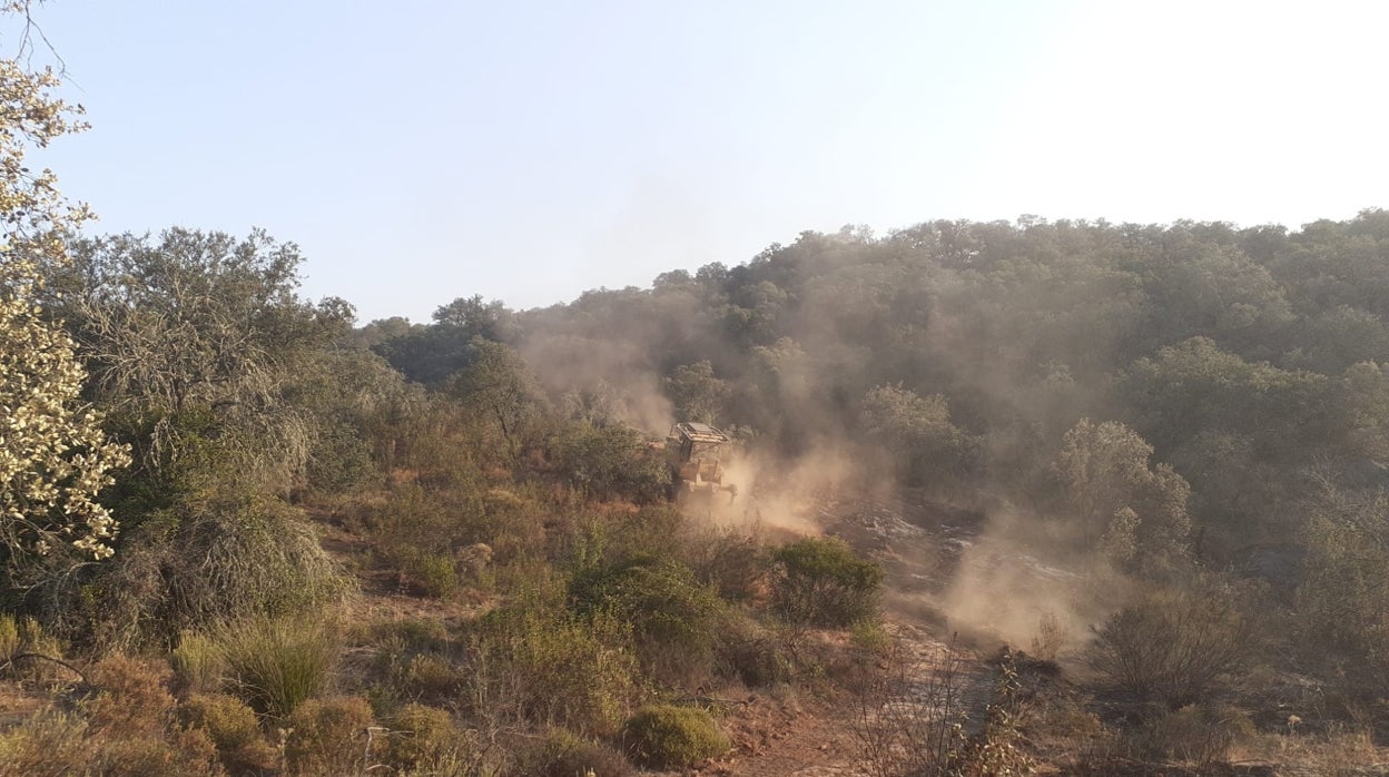 Estabilizado el incendio en Los lagos del Serrano, en El Ronquillo