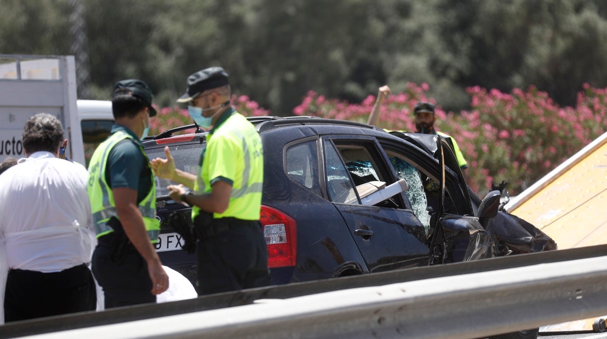 Dos cervezas, el móvil y somnolencia, causas de un accidente en La Puebla del Río en el que murió una joven