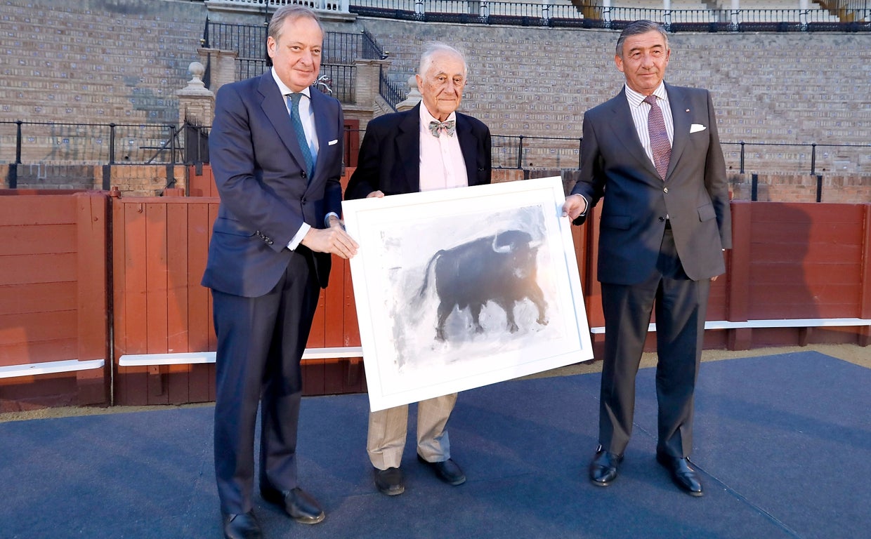 El director general de ABC Andalucía, Álvaro Rodríguez Guitart, y el teniente de hermano mayor de la Maestranza, Santiago de León y Domecq, le entregaron el premio a Inocencio Arias