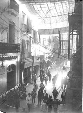 Imagen - La calle Sierpes llena de transeúntes en el verano de 1920