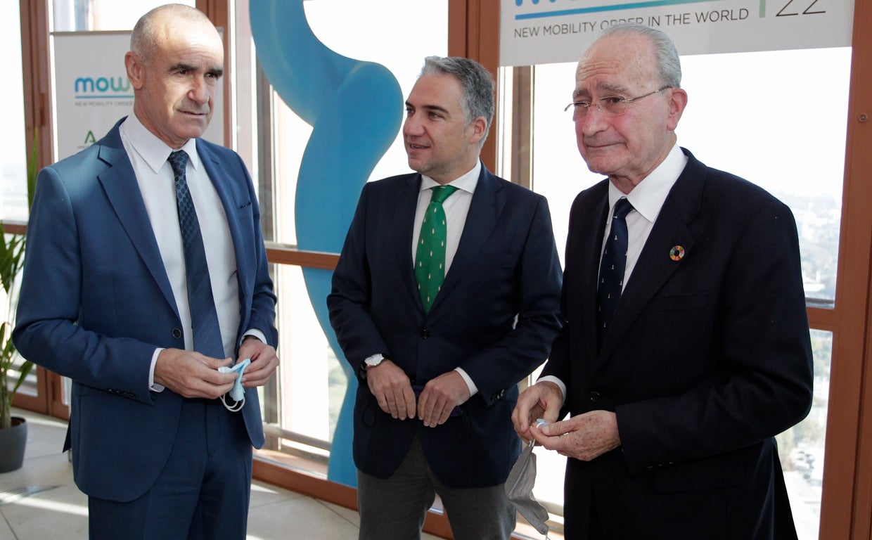 El alcalde de Sevilla, Antonio Muñoz; el consejero de Presidencia en funciones, Elías Bendodo; y el alcalde de Málaga, Francisco de la Torre