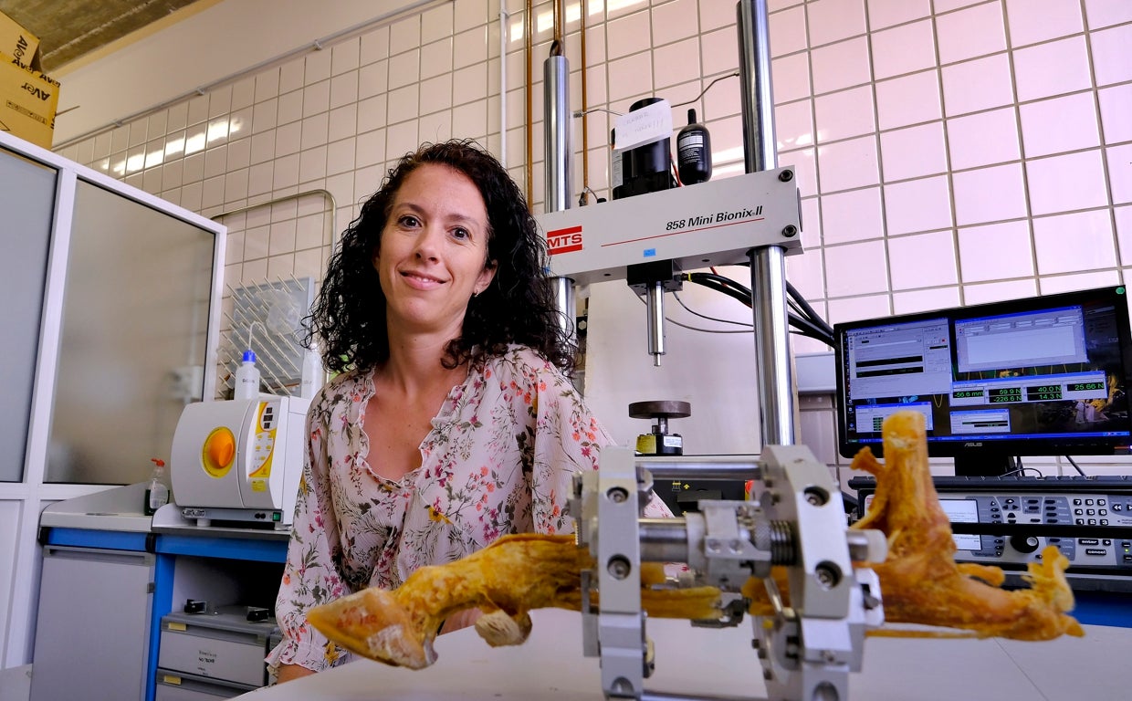 Esther Reina en el laboratorio de la Escuela de Ingenieros de Sevilla donde realiza parte de su investigación
