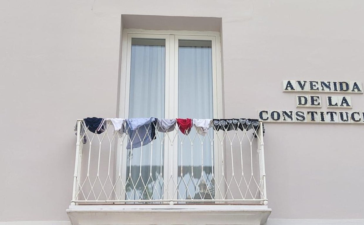 Ropa tendida en el balcón de un piso turístico de la Avenida de la Constitución