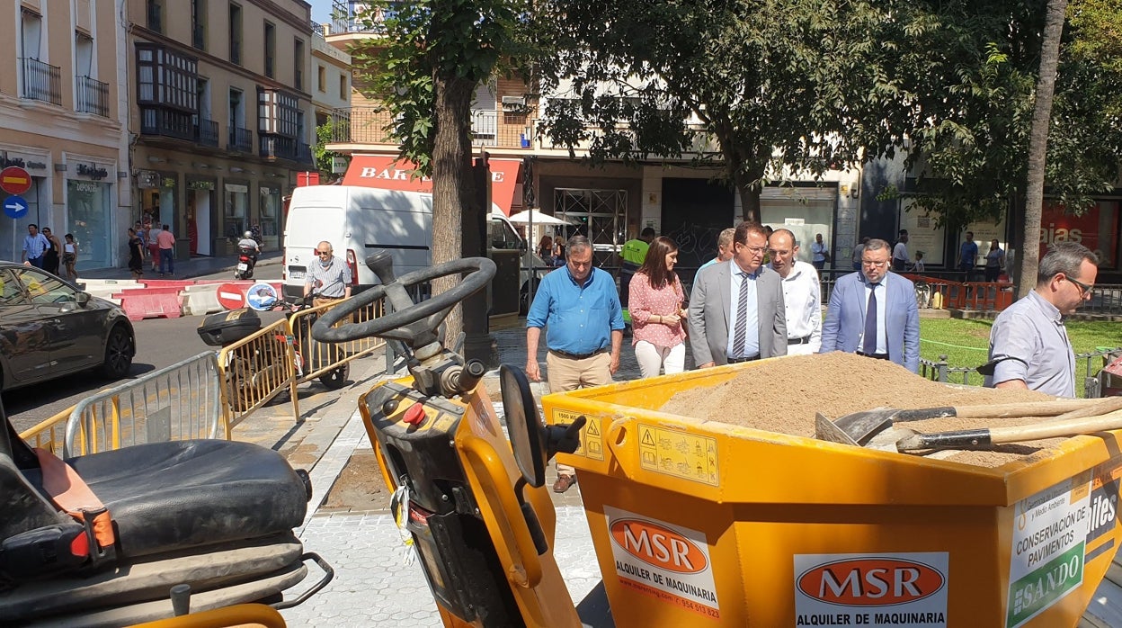 El Ayuntamiento de Sevilla inicia las obras de accesibilidad en la plaza del Duque, que ganará zonas verdes