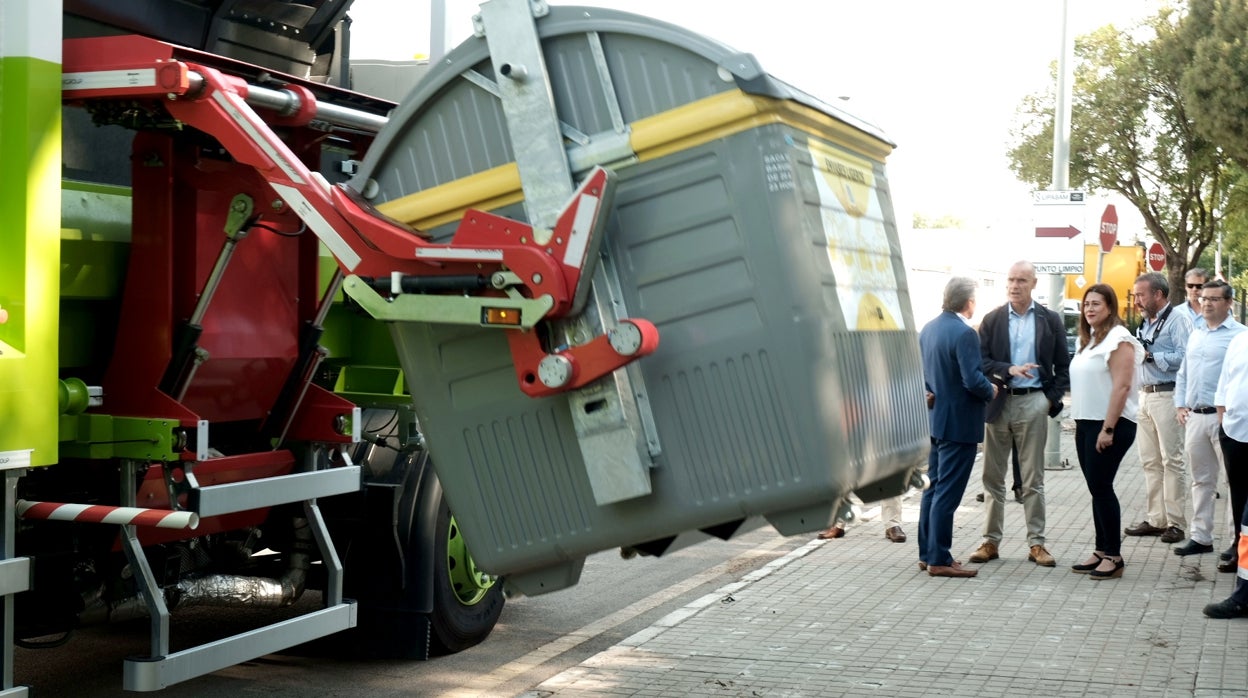 Lipasam invierte casi 900.000 euros en tres camiones para reforzar la recogida de basura