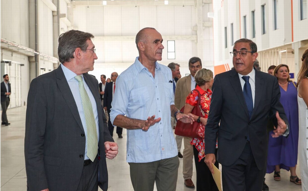 El presidente de la Autoridad Portuaria, Rafael Carmona; el alcalde de Sevilla, Antonio Muñoz; y el rector de la US, Miguel Ángel Castro