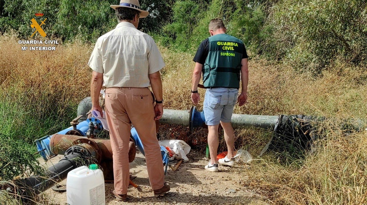 La Guardia Civil detiene a dos guardas de la Confederación Hidrográfica del Guadalquivir por permitir la extracción ilegal de aguas en el río