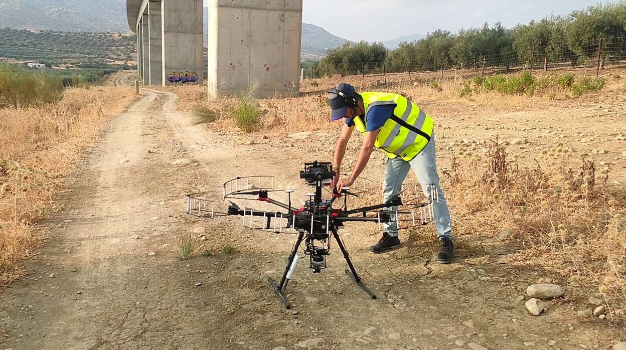 Robots aéreos andaluces inspeccionan puentes y viaductos viejos