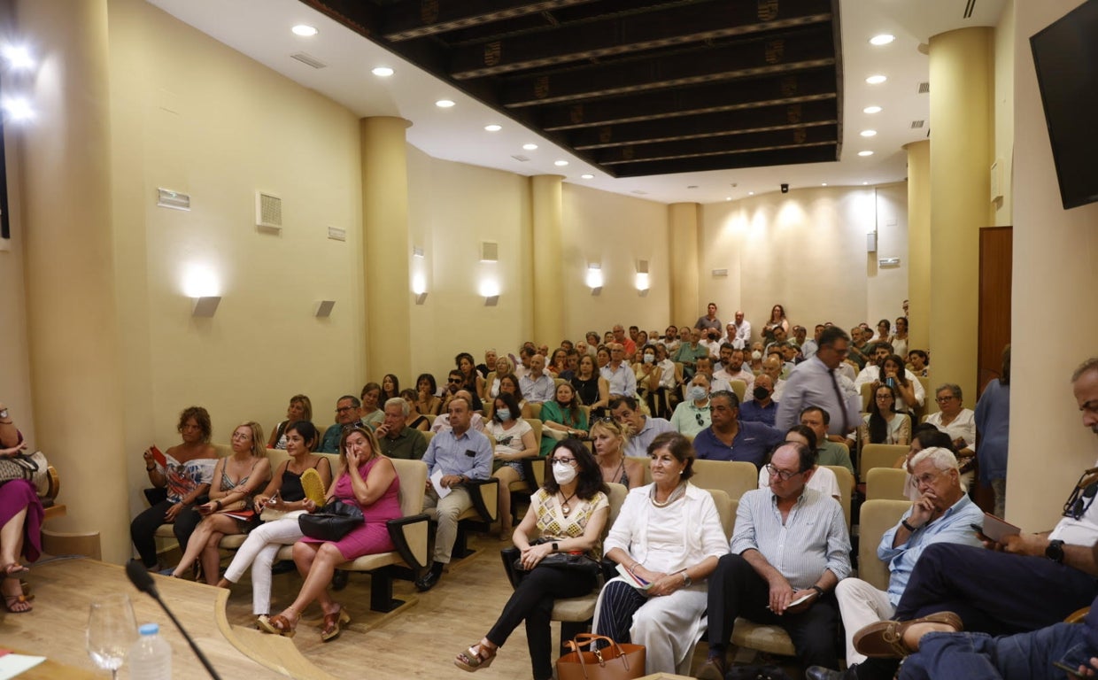 El salón de actos del Colegio de Abogados lleno durante la pasada junta general extraordinaria
