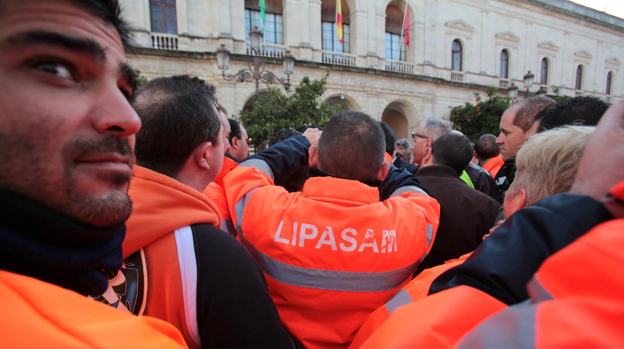 Los sindicatos de Lipasam piden volver a colocar en plantilla a los familiares de trabajadores