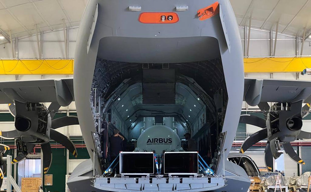 Un A400M con el tanque de agua cargado en su interior, en las instalaciones de Airbus San Pablo de Sevilla