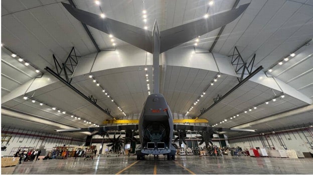 Vista del avión cuatrimotor con la zona de carga abierta