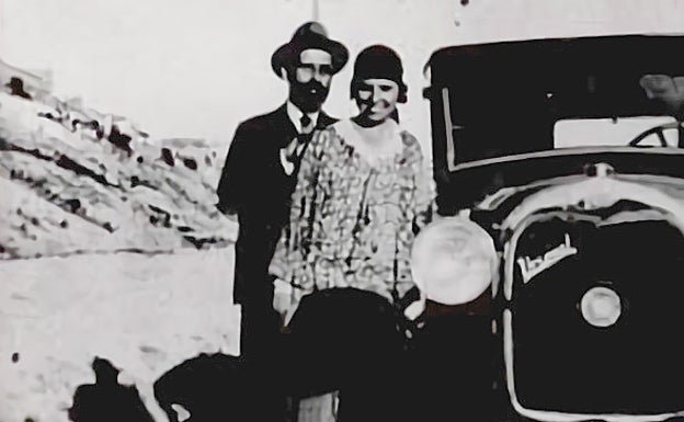 Juan Ramón Jiménez y Zenobia Camprubí, que recién se había sacado el carné en Sevilla, junto al Ford de ella en 1929