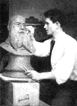 Imagen - Puelles realizando un busto en barro de Federico Rubio