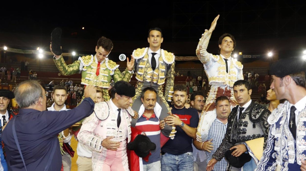 Roca Rey, Manzanares y Conquero abren la Puerta Grande en Huelva