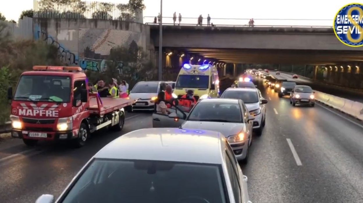 Dos heridos leves tras una colisión entre tres vehículos en la Ronda Urbana Norte de Sevilla