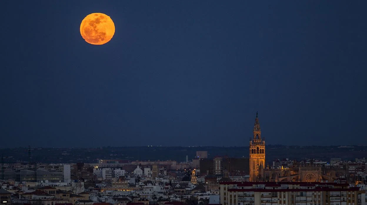 Superluna de agosto 2022: los mejores sitios para verla desde Sevilla