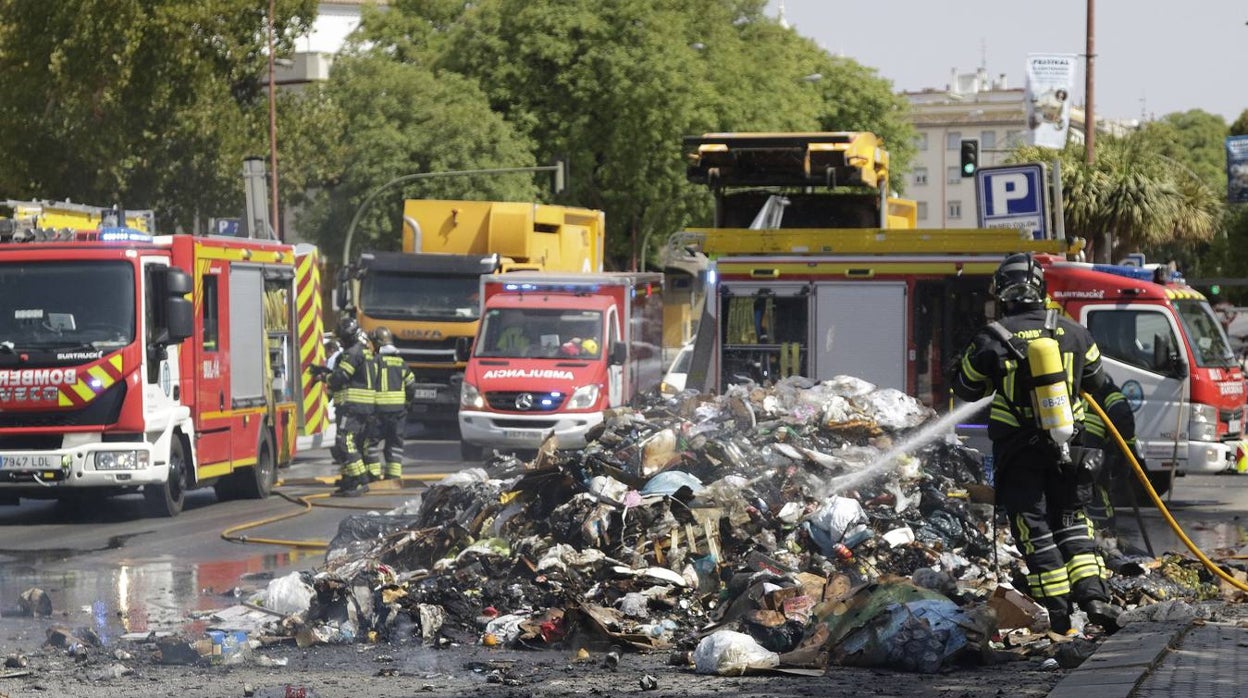 Kilos de basura ardiendo en pleno Paseo de Colón